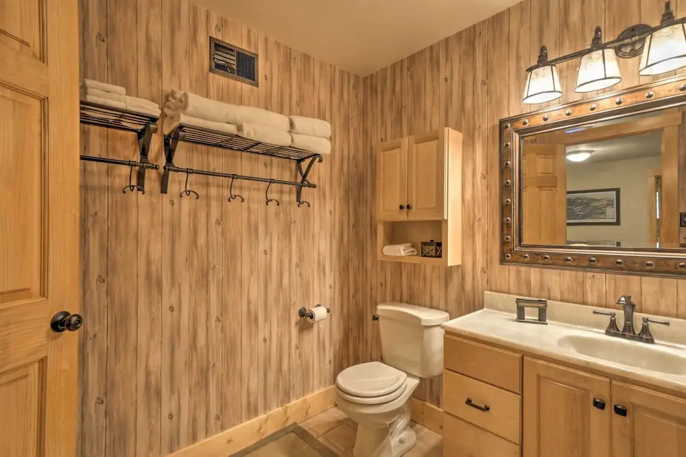 Luxury 4 BR Cabin: 2 King Suites on Shuttle Route