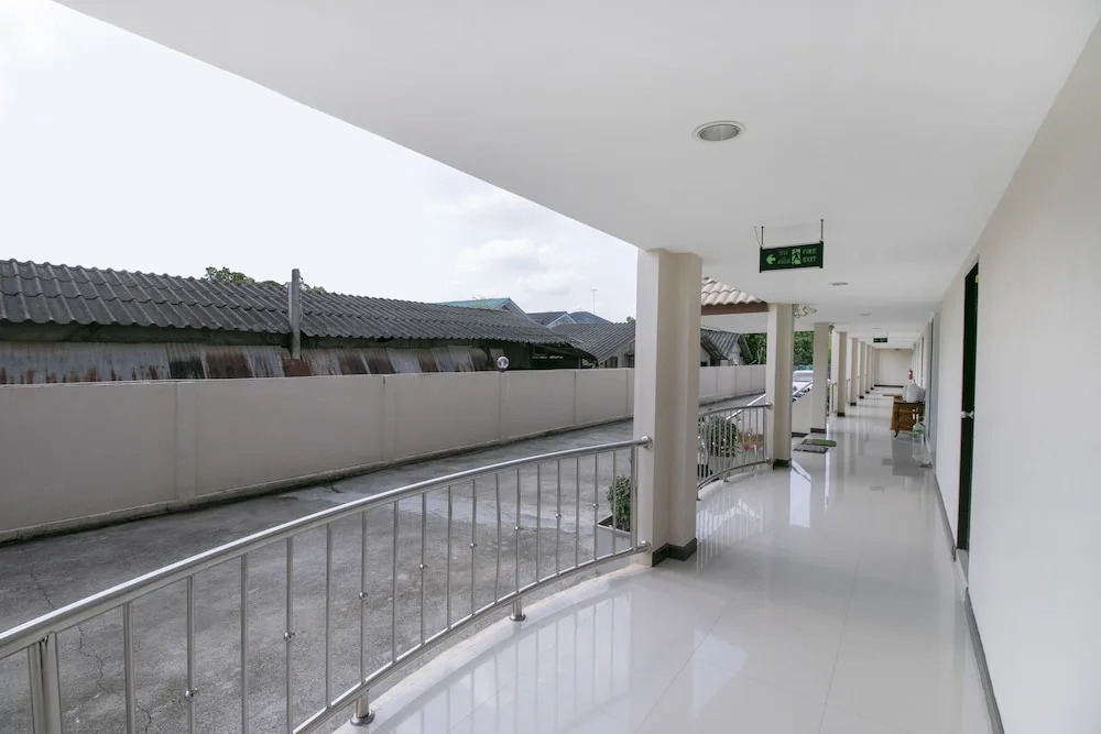OYO 75390 Sunee Place Hotel
