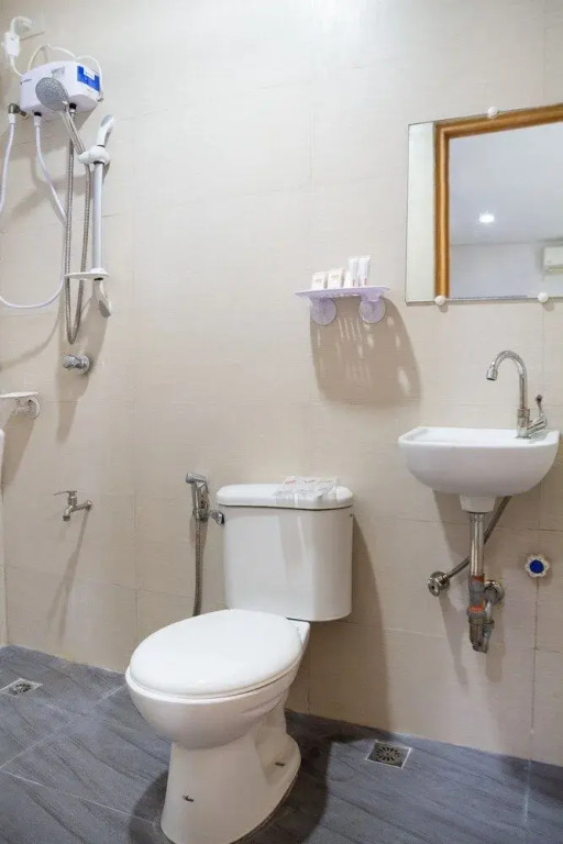 OYO 153 Monclaire Suites