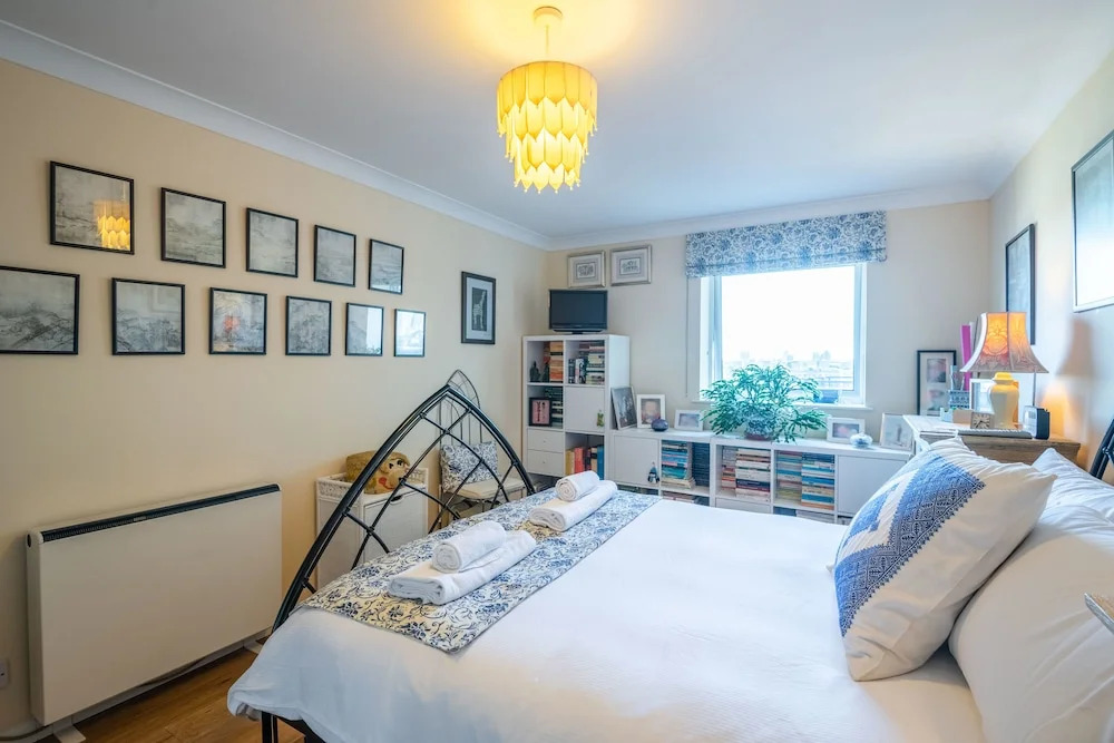 Delightful Wapping Home with Stunning River Views