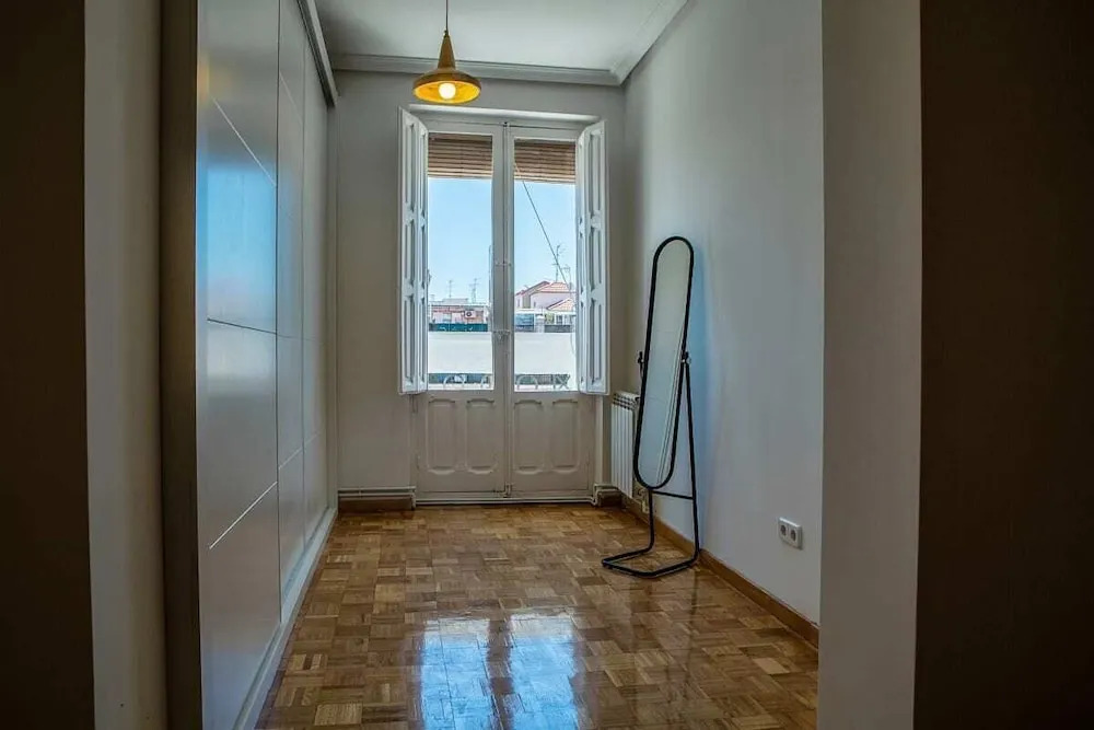 Lovely 4 Bed in Heart of Madrid, Near Park