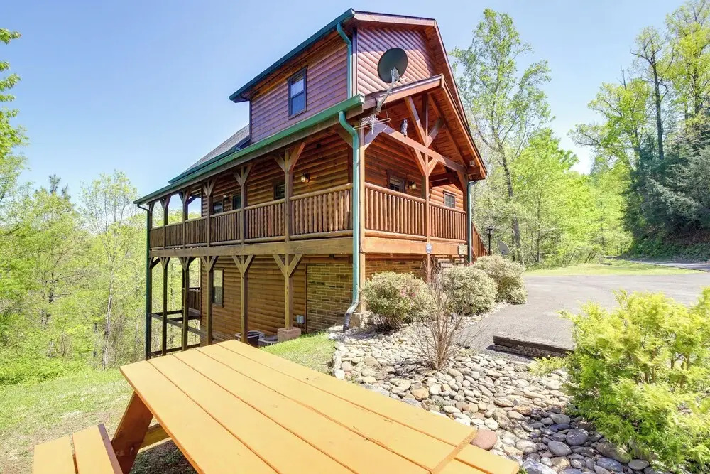 Secluded Smoky Mountain Cabin w/ Theater & Hot Tub