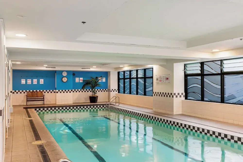 City Getaway 1BR Apt w Pool & Gym I Zodiak Stays