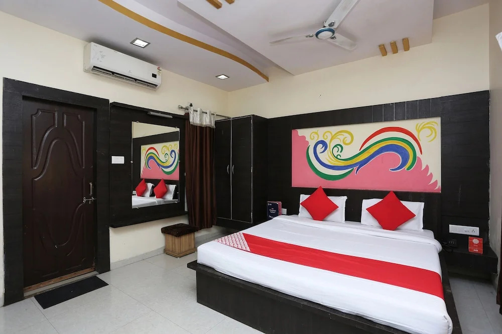 OYO 7828 Hotel Saket