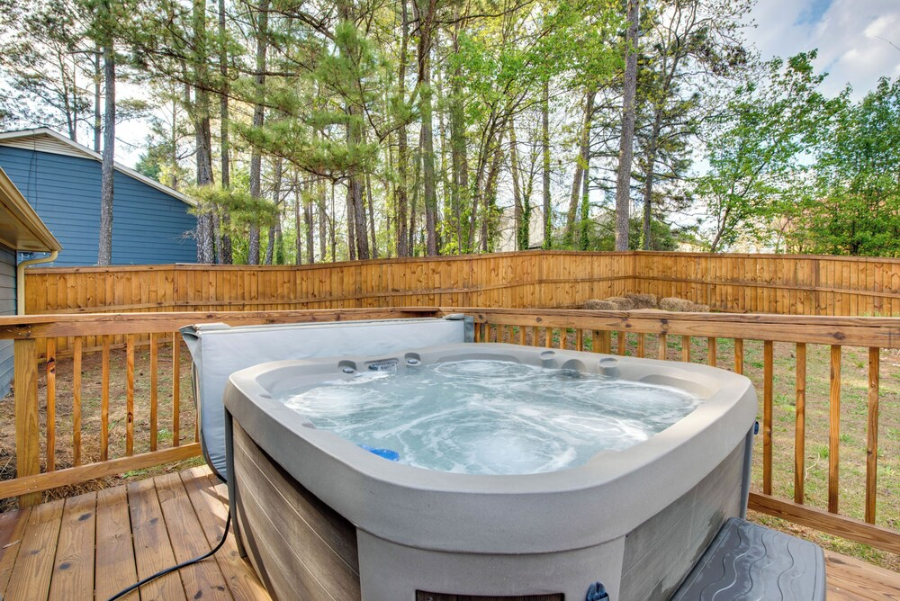 4 Mi to Airport: Atlanta Home w/ Deck & Hot Tub