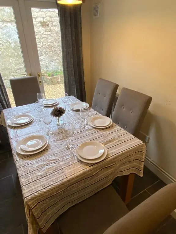Cosy 3-bedroom house, stones throw to beach