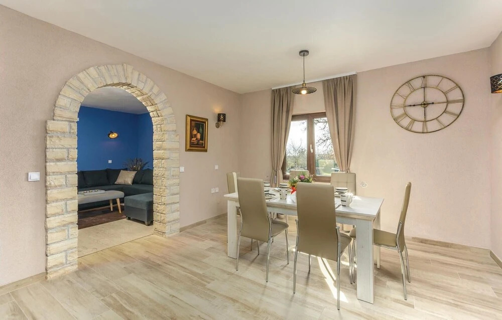 Beautiful Home in Katun With Wifi and 3 Bedrooms