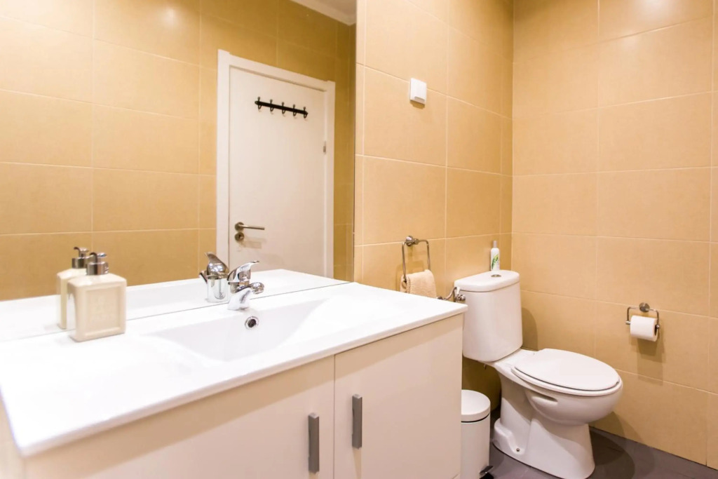 Belem! Charming 2 Bedroom Apartment w terrace, Wifi & free parking