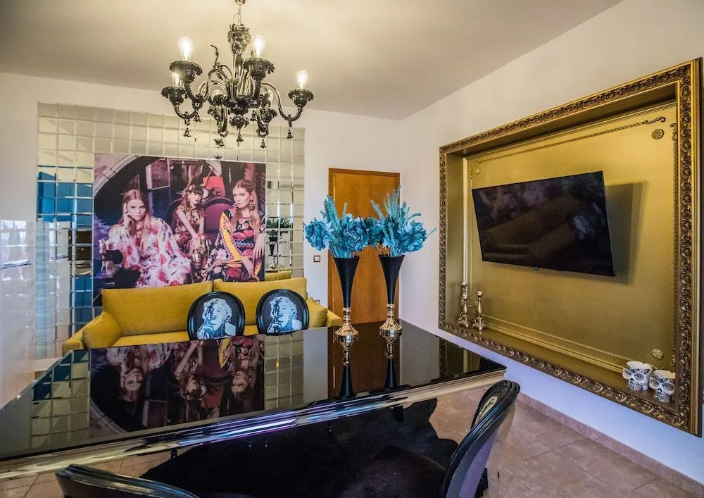 LUXURY SUITES - parking , central suites