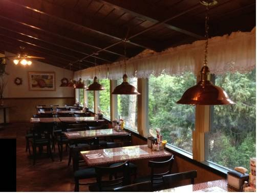 StrawberryInn River Front Resort