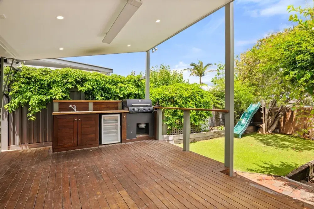 Light-filled House Close to Cafes and Parks