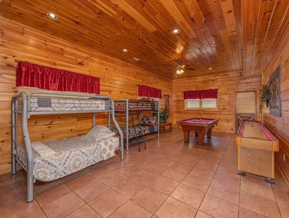 Spacious Party Hut Near Attractions by Redawning