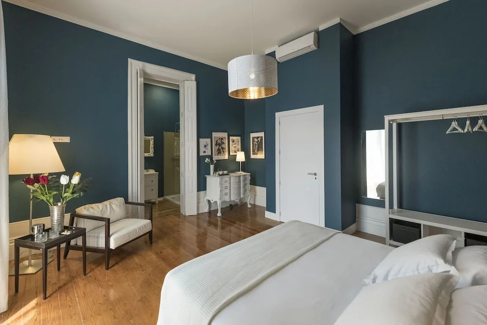 Guesthouse Bonjardim by LovelyStay