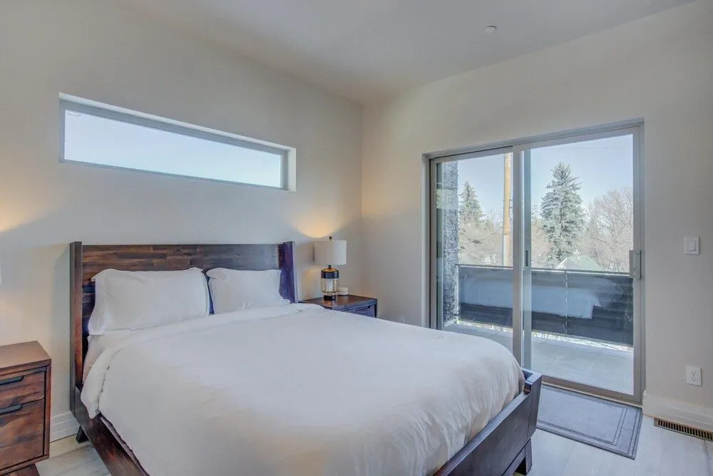 Mountain Views Modern Rooftop Patio w Fire Pit