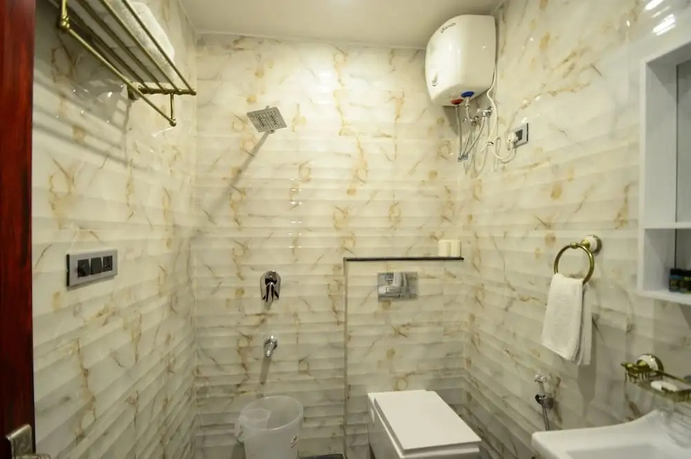 Hotel Golden Manor-City Center Bani Park