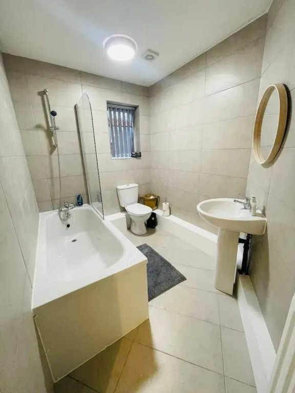 2 Bedroom House in Liverpool With Free Parking