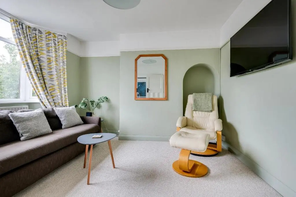 Cheerfull 3-bedroom Home With Parking Garden