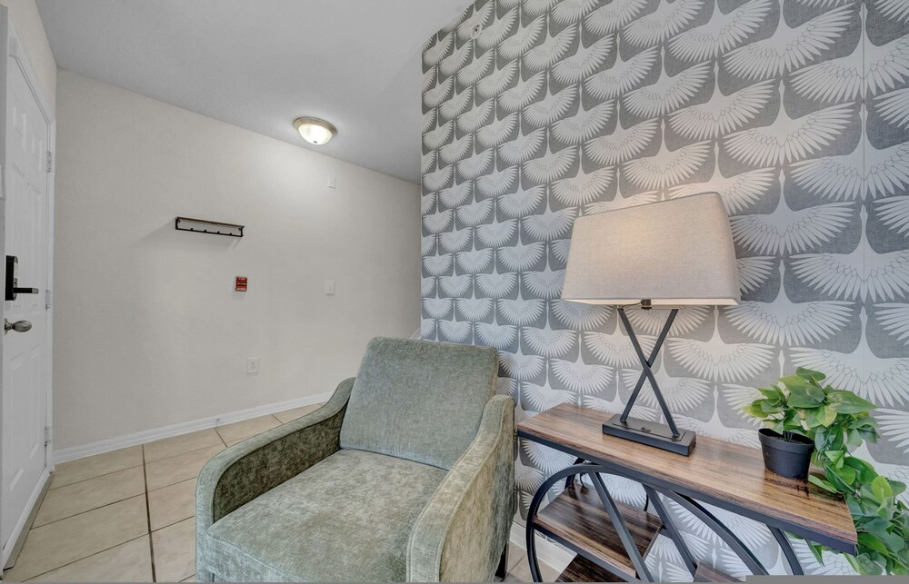 Modern 2BR 2BA Pool Gym Near Airport 8
