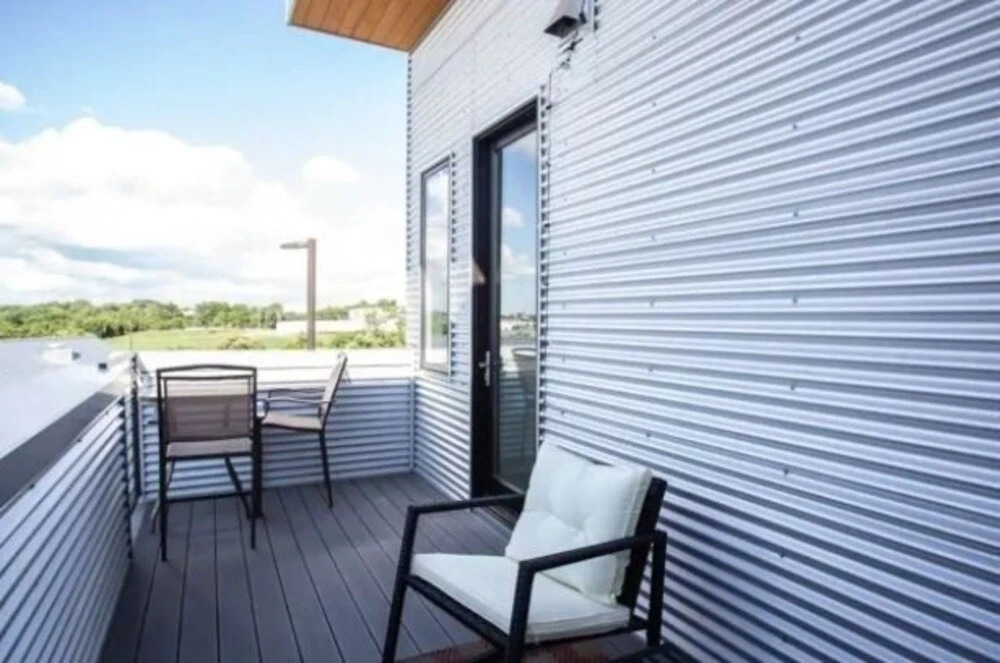 Bright Modern Mins From Downtown Nashville! 2 Bedroom Condo