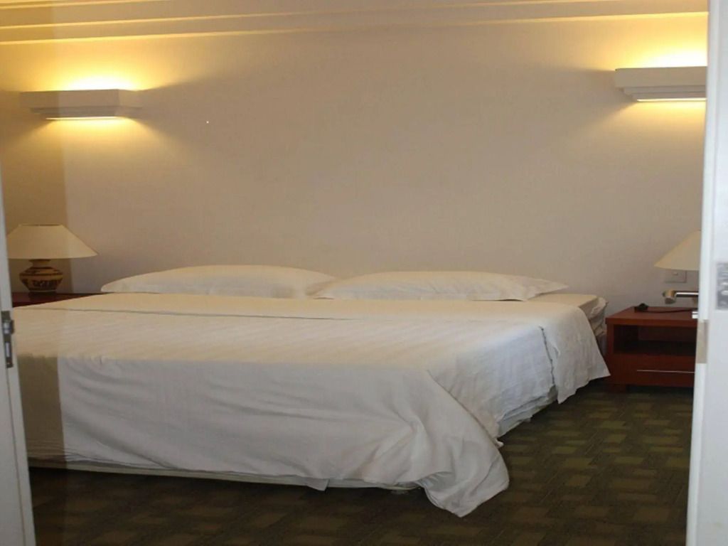 Leman Luxury Suite with Rooftop Pool & Gym
