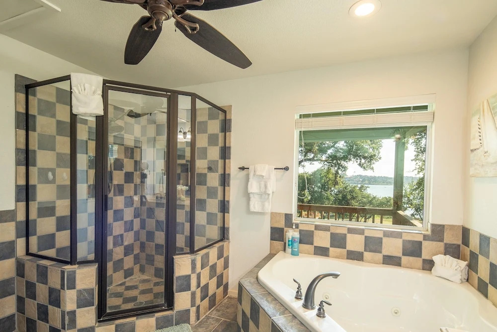 LAKESHORE ESCAPE - 3 Br Home