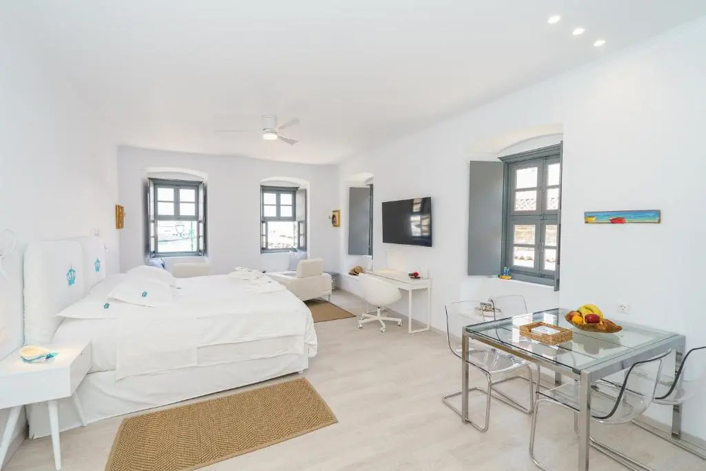 MyCrown Suite, Luxurious apartment with sea view located at the port of Hydra