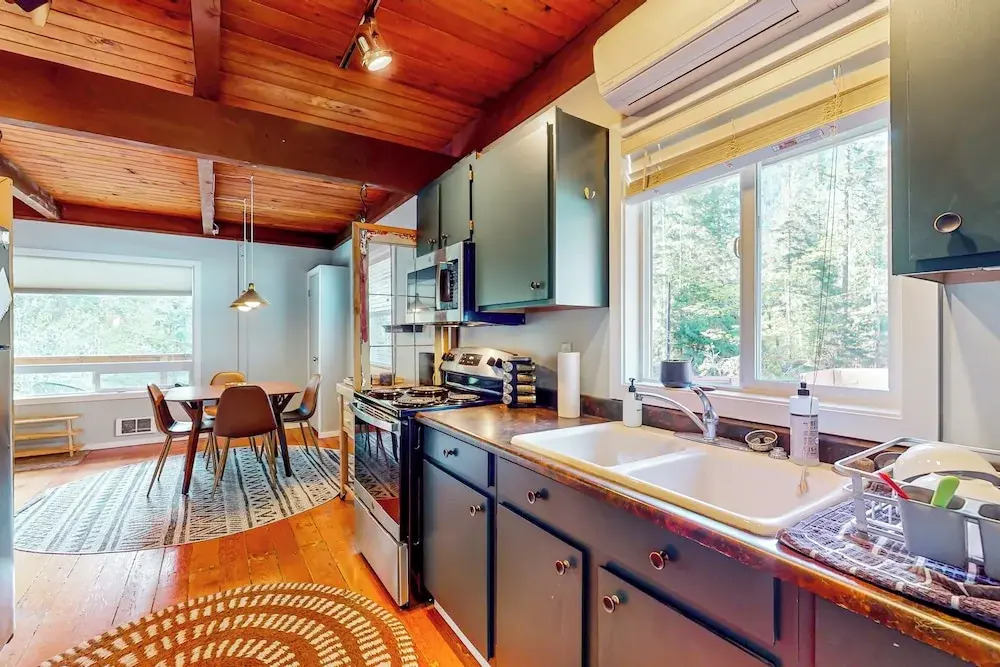 Dog-friendly 3 BR Cabin W & Decks & Bunk Room