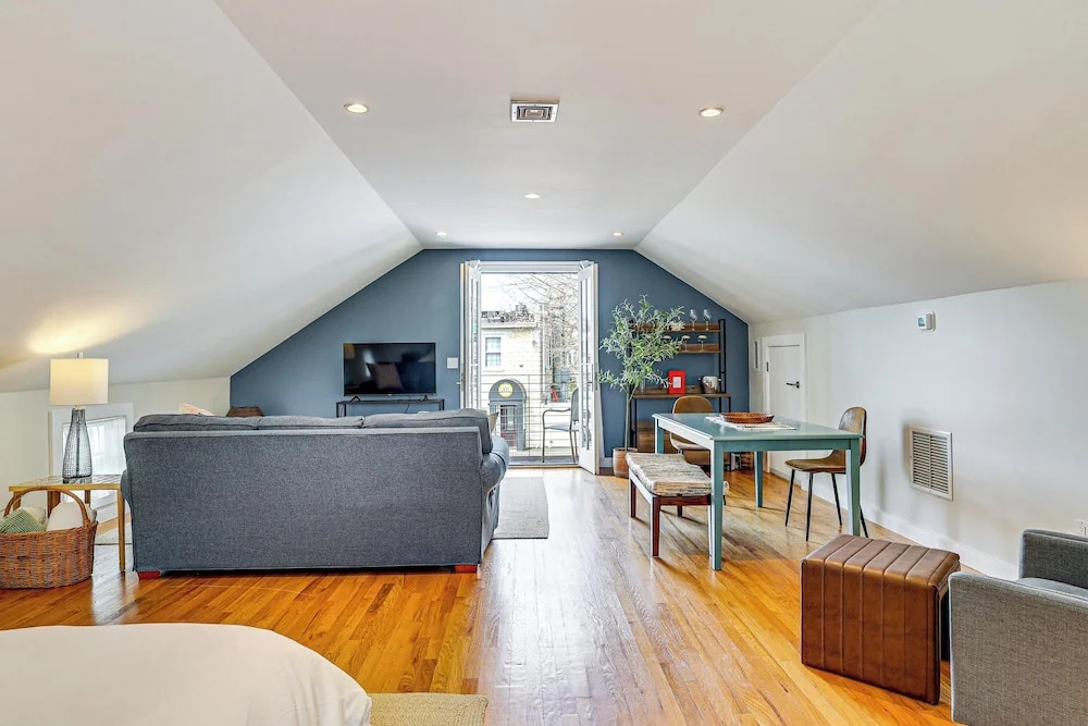Walk to Coast! Convenient Cottage in Dtwn Madison