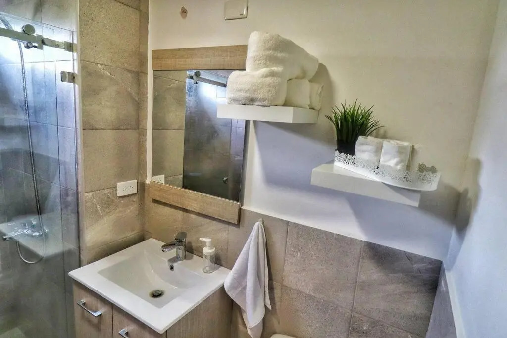 Sleek 1-Bedroom Condo w/Rooftop Hot tub in Gazcue