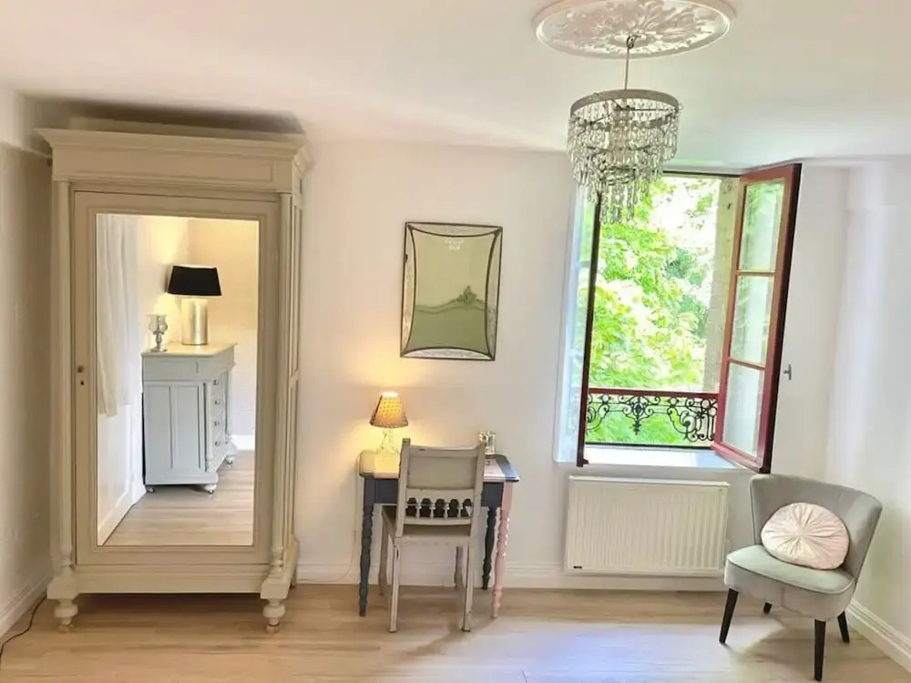 Spacious Apartment With Garden