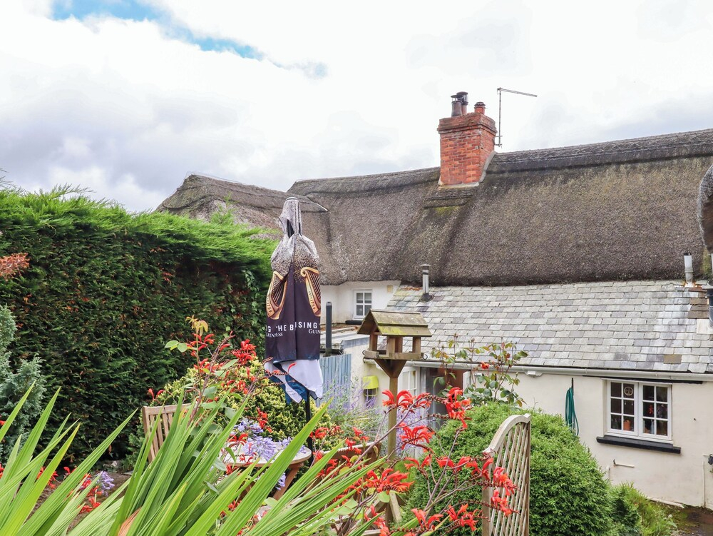Cosy Nook thatched cottage with Exmoor views