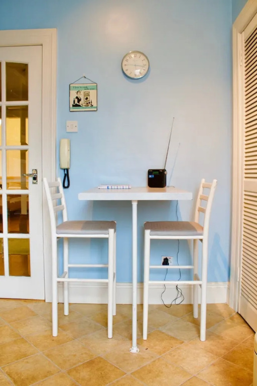 2 Bedroom Flat With Parking In Edinburgh