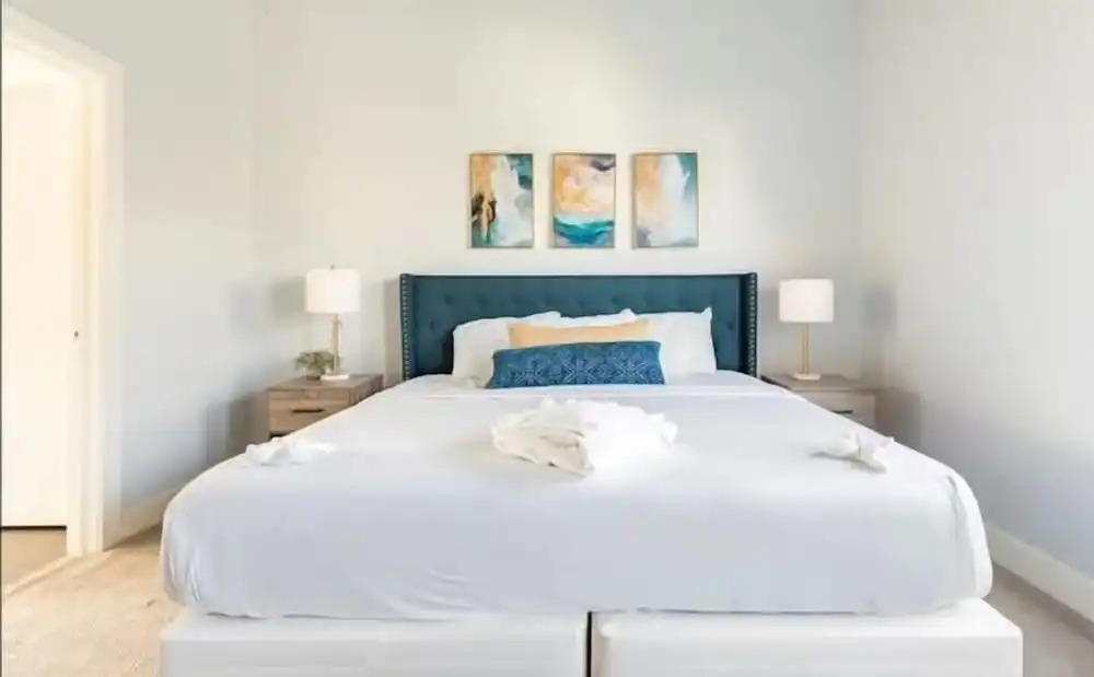 Sophisticated Urban Retreat With Skyline Views 3 Bedroom Home