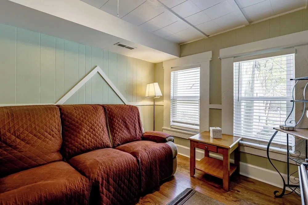 Near Trails & Lakes! Pemigewasset River Townhome