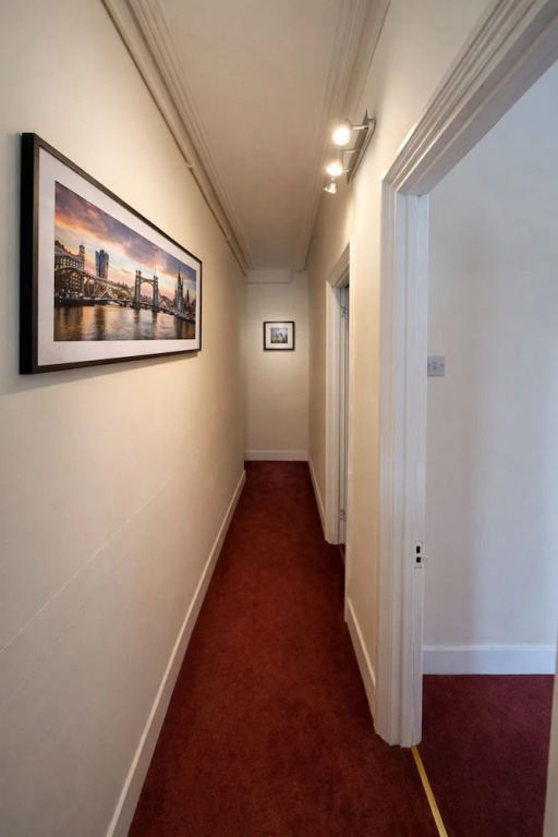 Cozy Fulham Retreat With Private Entrance & Hot Tub