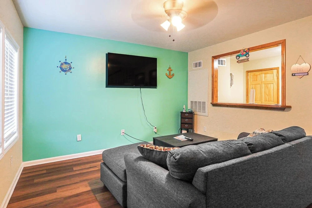 1 Mi to Pleasure Pier! Group Retreat w/ 2 Units