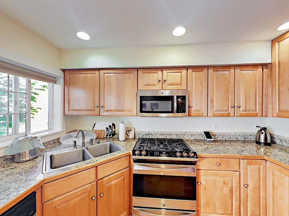Latona Ave Townhouse Unit B - 3 Br townhouse by RedAwning