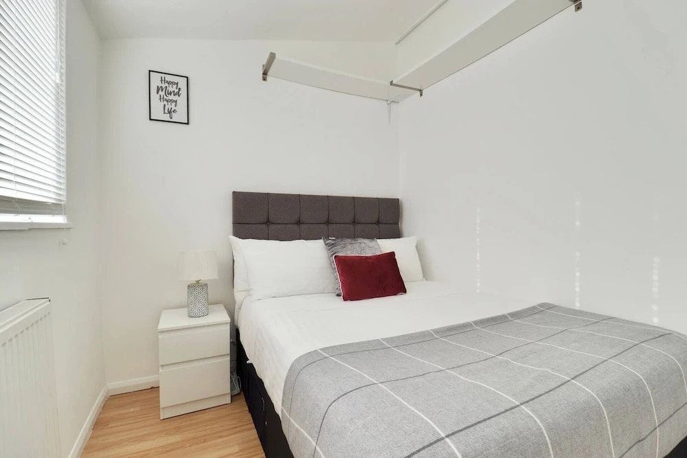 Skyvillion - Valley Way - 3bed House In Stevenage
