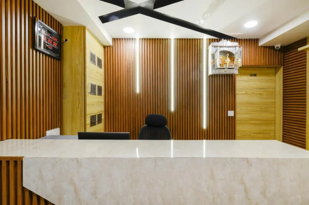 OYO 70998 Hotel Safari Inn