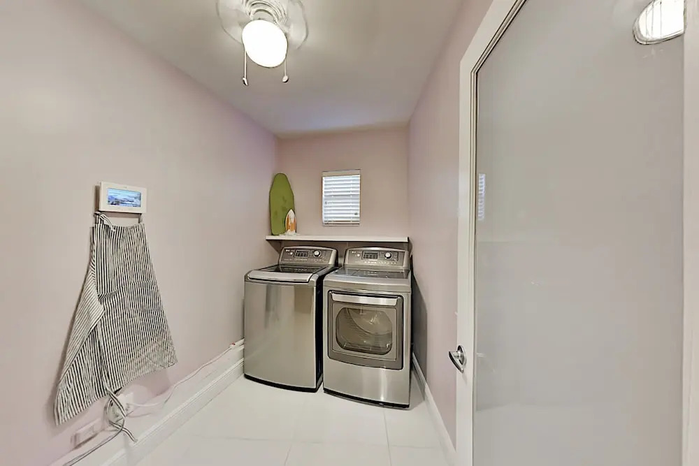 Steps To Beach! Heated Pool, Spa & Chefs Kitchen 3 Bedroom Home