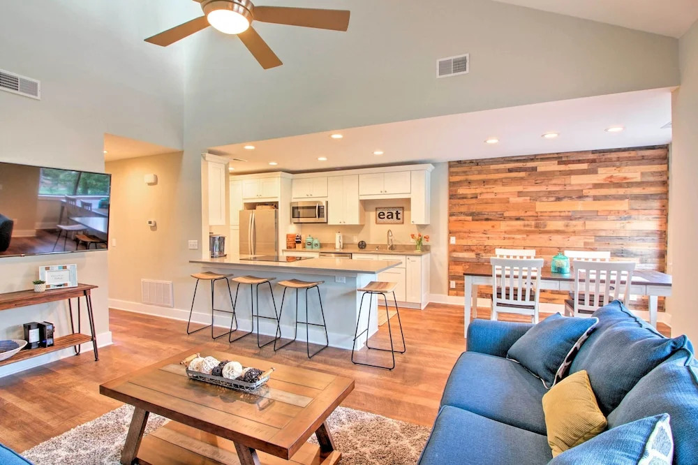 Villa w/ Golf Course Views, Walk to Harbour Town