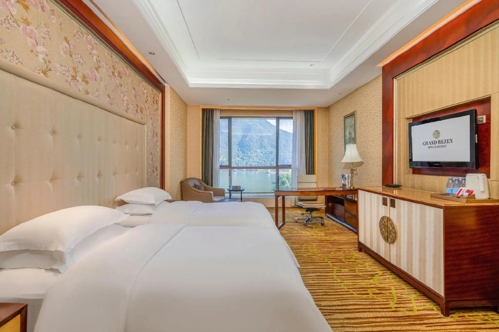 River & Holiday Hotel
