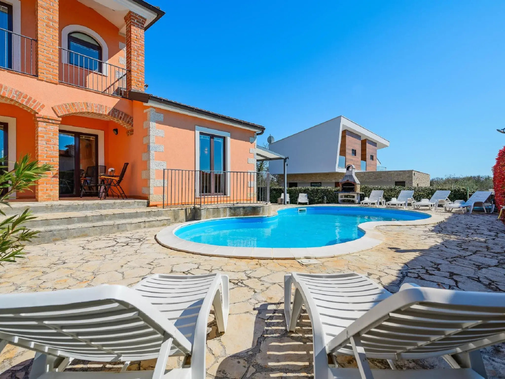 Large villa with private swimming pool and enclosed garden