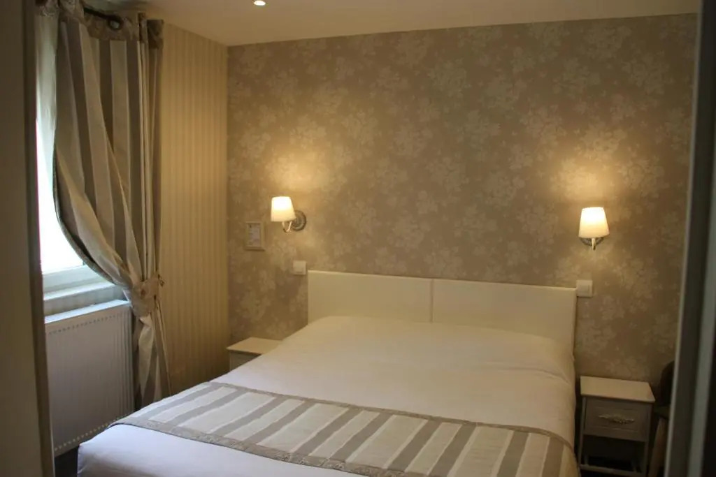 Logis Hôtel Auberge du Port des Roches