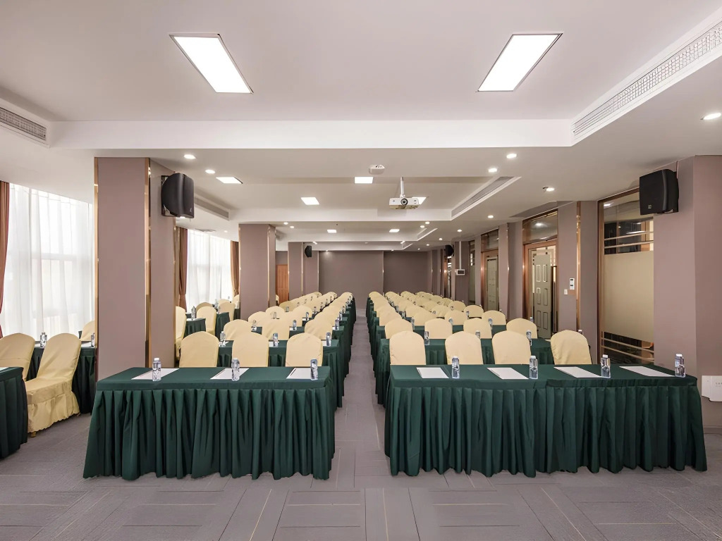 Vienna Hotel(Guangzhou North Railway Station Huaguoshan Subway Station Store)