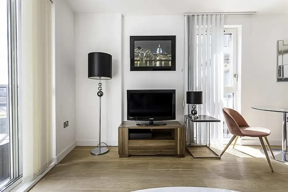 Central London Haven: Steps From Shoreditch Station