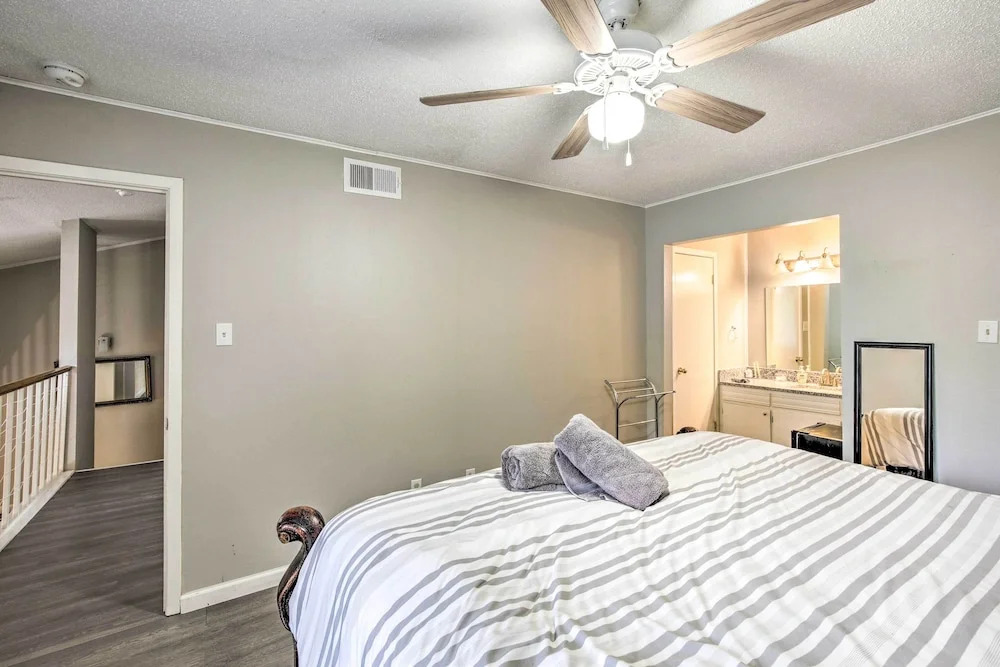 Pet-friendly Dallas Townhome w/ Outdoor Grill