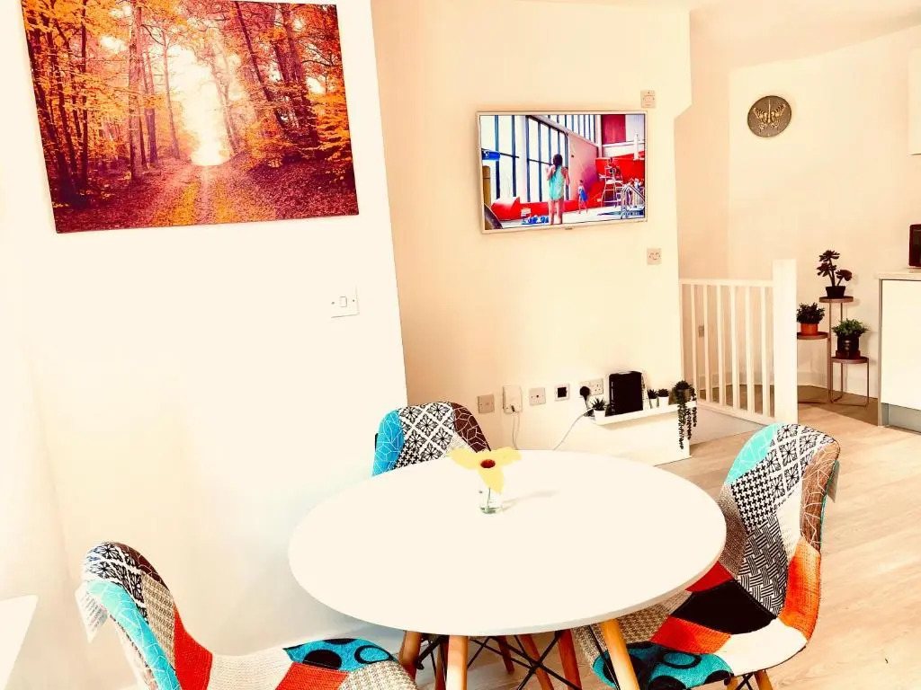 Modern townhouse, Sleeps 4 with parking