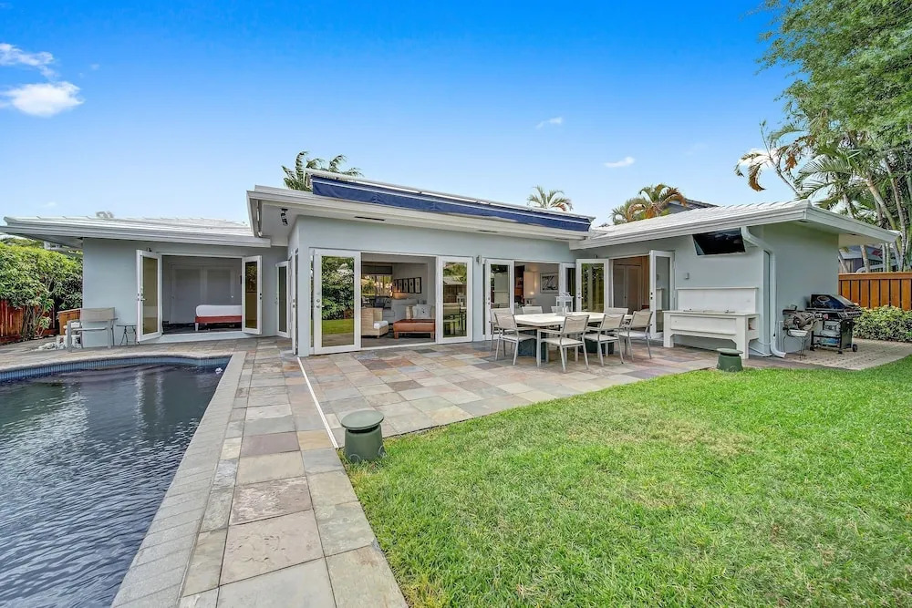 Upscale Modern Beach W/ Saltwater Pool 3 Bedroom Home