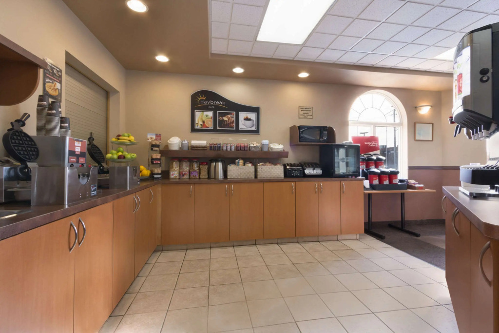 Days Inn & Suites by Wyndham Thunder Bay